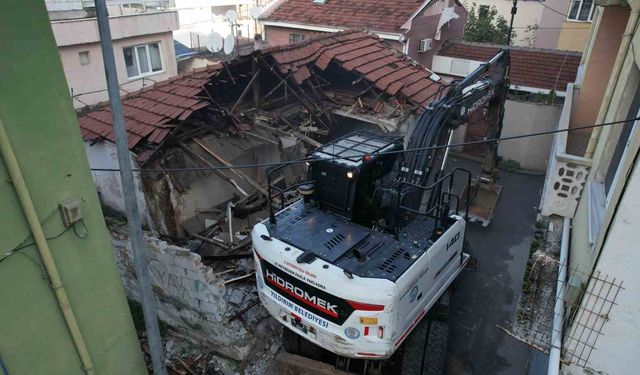 Yıldırım Belediyesi Metruk Yapıları Temizliyor