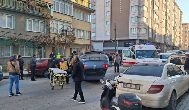 Kütahya'da Şehrin Göbeğinde Can Pazarı! Park Halindeki Araçlara Çarpan Otomobil Takla Attı