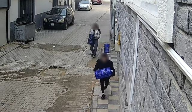 Apartman önünden damacana çalan çocuklar kameraya yakalandı