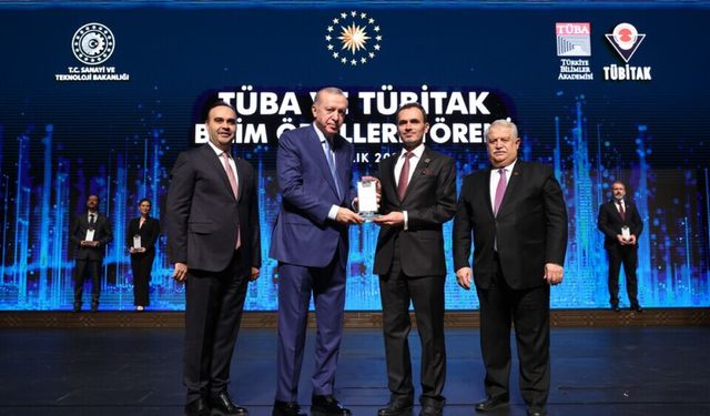 DPÜ'lü akademisyen, TÜBA ödülünü Cumhurbaşkanı Erdoğan'dan aldı