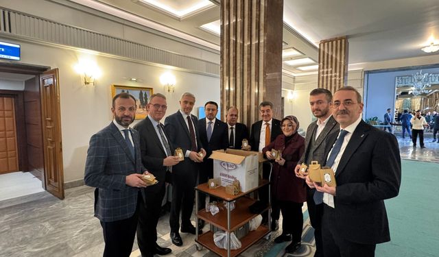 Bütçe Görüşmelerine Tatlı Ara: Kütahya’nın Paşa Helvası Meclise Girdi!