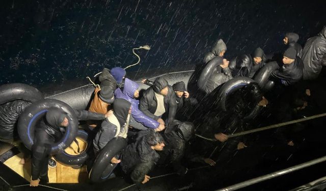 Denizde sürüklenen göçmenlerin imdadına sahil güvenlik yetişti