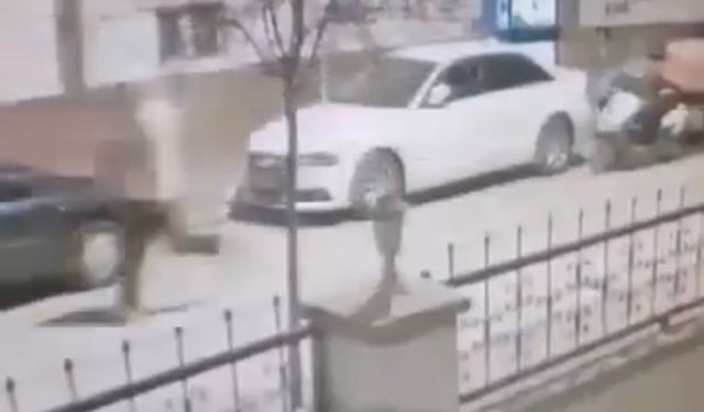 Kuryenin motorundan dürüm çalarken kameralara yansıdı