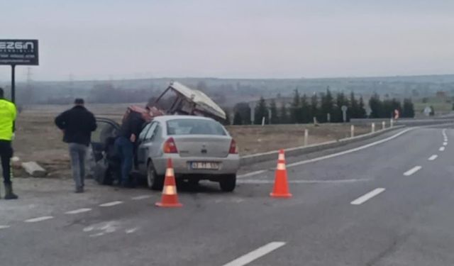 Kütahya'da çarpışan araçlar hurdaya çıktı: 2 yaralı