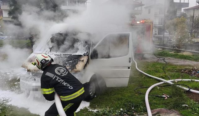 Park halindeki minibüs alev topuna döndü