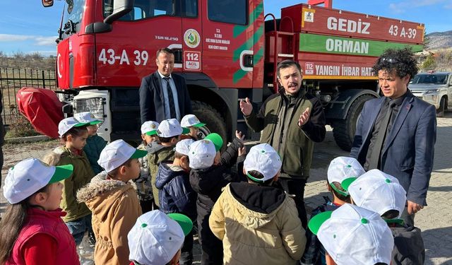 Gediz’de Minik Eller Gelecek İçin Fidan Dikti