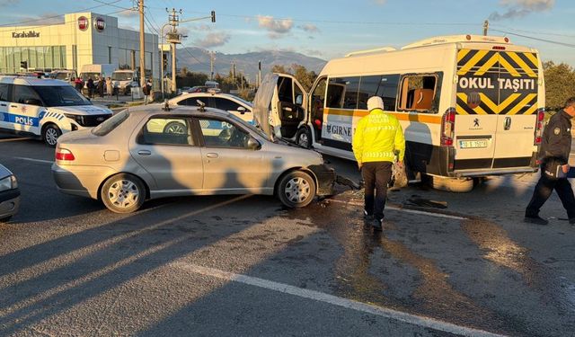 Öğrenci servisi ve otomobil çarpıştı: 7 yaralı