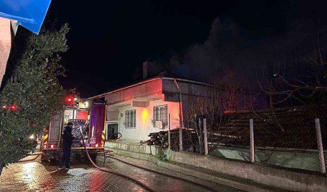 Alevler Çatıdan Yükseldi: Uşak’ta Yangın Paniği