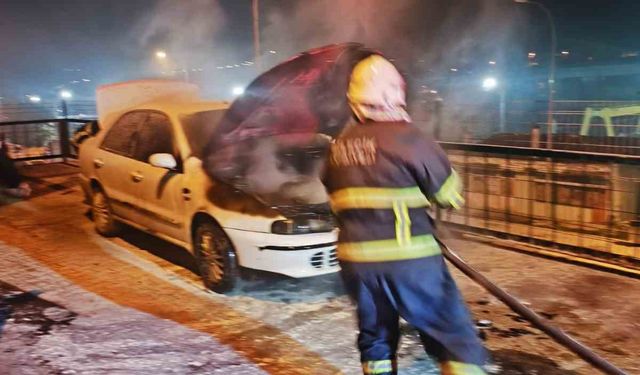 Araç Alevlere Teslim Oldu, Ekipler Anında Müdahale Etti