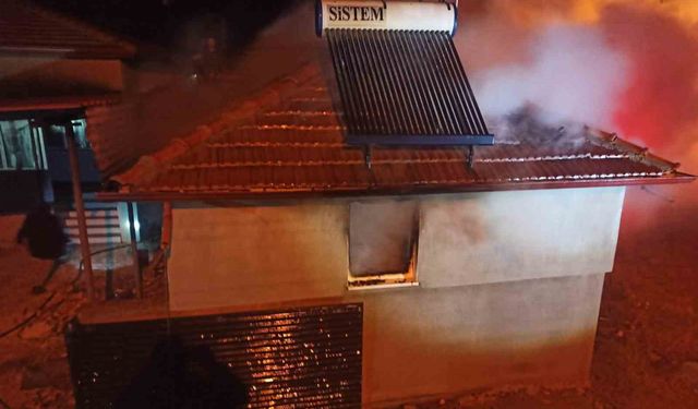 Bir Anda Alev Aldı: Köy Evinde Yangın Paniği