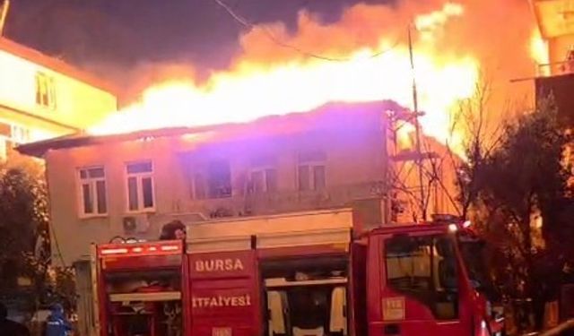 Bursa'da iki katlı evin çatısı alevlere teslim oldu