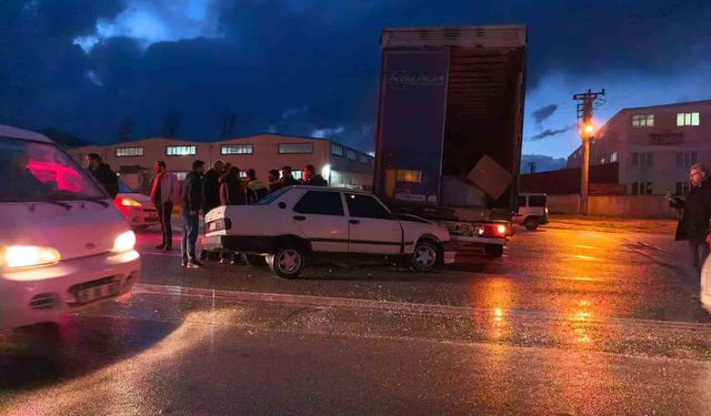 Bursa’da Korkutan Çarpışma: Otomobil Tıra Girdi