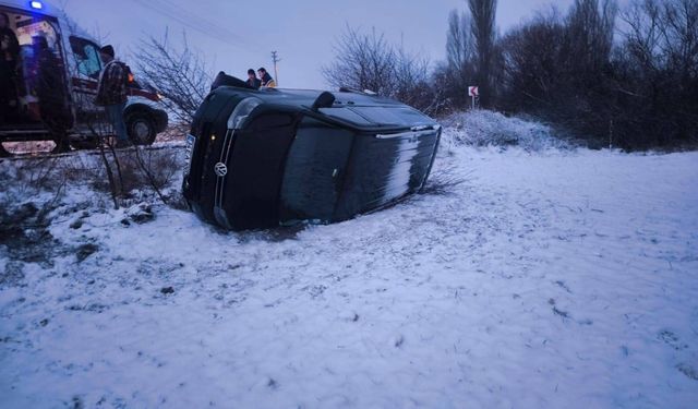 Feci Kaza: Buzlanan Yolda Minibüs Şarampole Devrildi