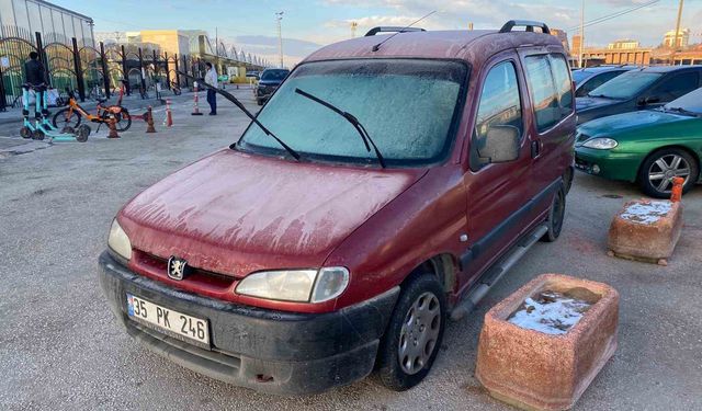 Hava sıcaklığı sıfır derecenin altına düştü, araçlar buzla kaplandı