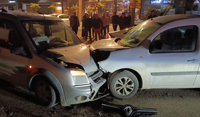 İnegöl’de Trafik Kazası: İki Araç Hurdaya Döndü