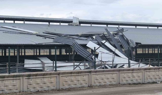 İşyerinde Büyük Hasar: Rüzgar Çatıyı Uçurdu