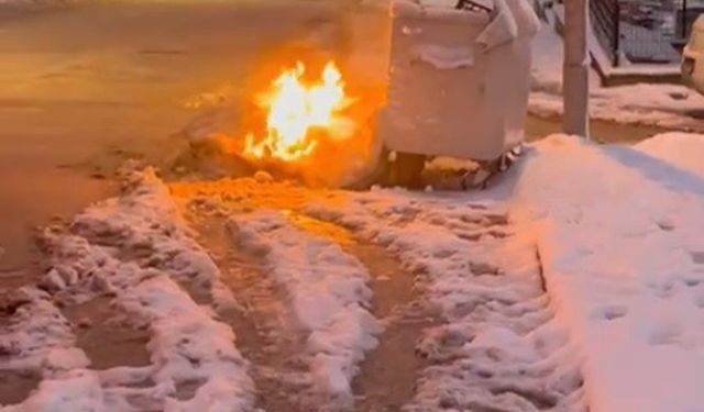 Konteyner Yanındaki Eşyalar Alev Alev Yandı