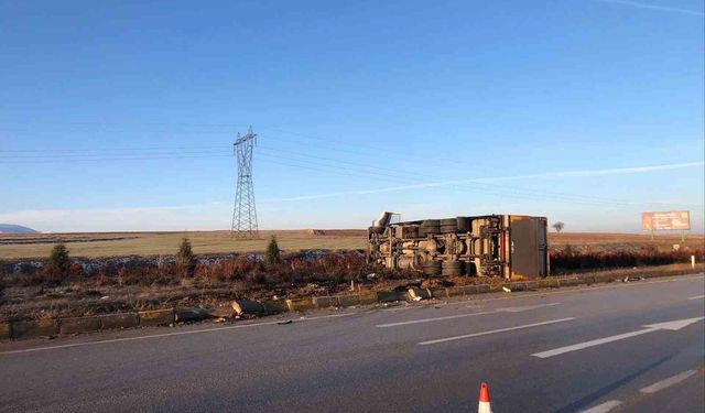 Kontrolden Çıkan Otomobil Kamyona Çarptı: Sürücü Öldü