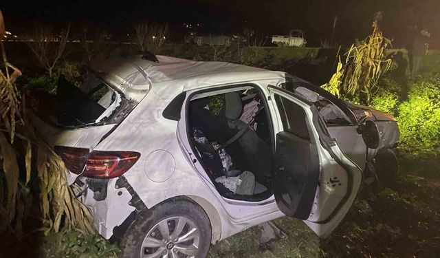 Kontrolden Çıkan Otomobil Tırlara Çarptı: 2 Yaralı