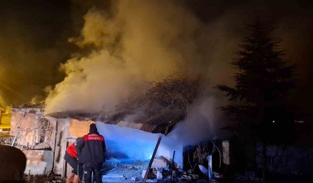 Kursun’da Yangın Paniği: Odunluk Deposu Yandı