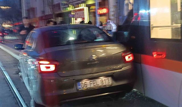 Otomobilin tramvayla çarpıştığı kazada maddi hasar oluştu
