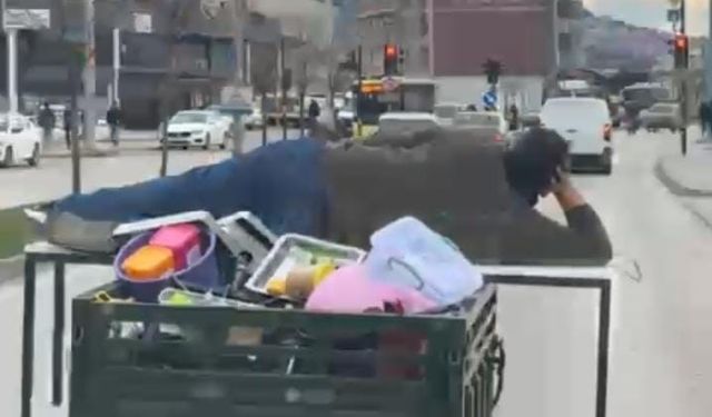 Pes Dedirten Görüntü! Motosikletin Üzerinde Yatarak Gitti