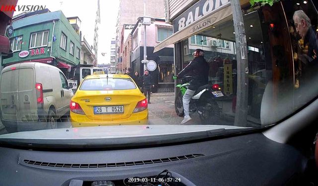 Pes Dedirten Görüntü: Trafikten Kaçtı, Kaldırımdan Gitti