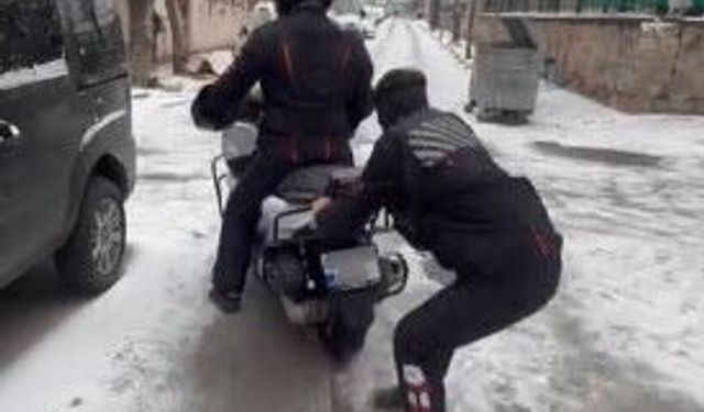 Soğuk Havayı Fırsata Çevirdi: Kuryeden Buz Üstünde Şov