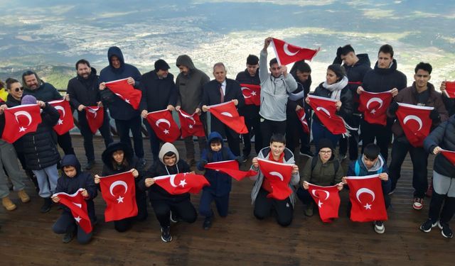 Spil Dağı’nın zirvesinde Türk bayrağı gururu