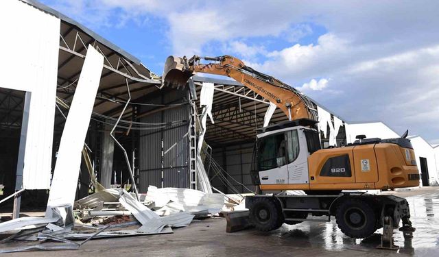 Tarım arazisine kaçak yapılan depolar yıkıldı