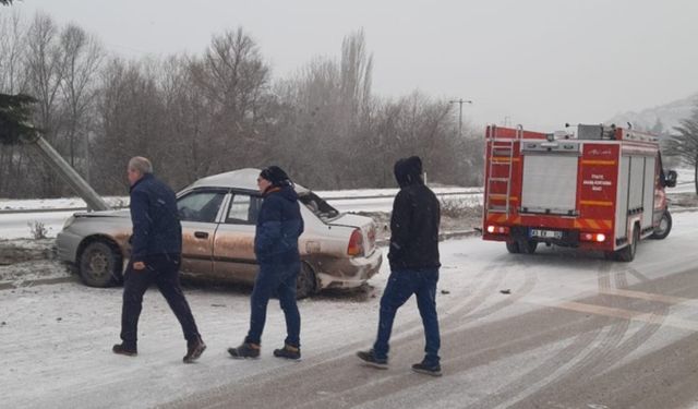 Kütahya'da Direksiyon Hakimiyetini Kaybetti, Otomobil Karşı Şeride Savruldu