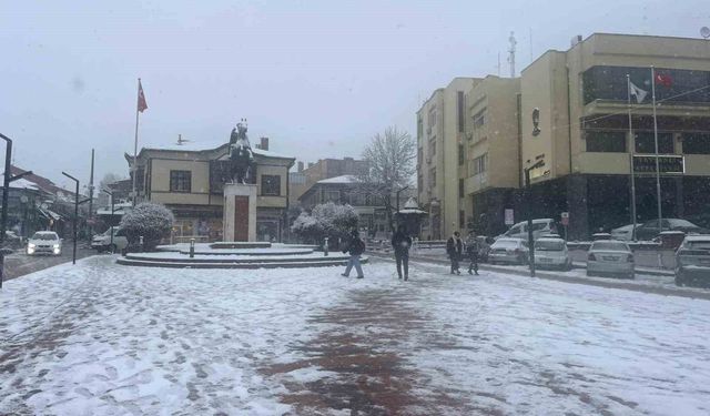 Tavşanlı’ya Kar Geldi: Her Yer Beyaza Büründü
