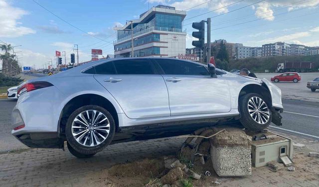 Turgutlu'da otomobil refüje çıktı: 1 yaralı