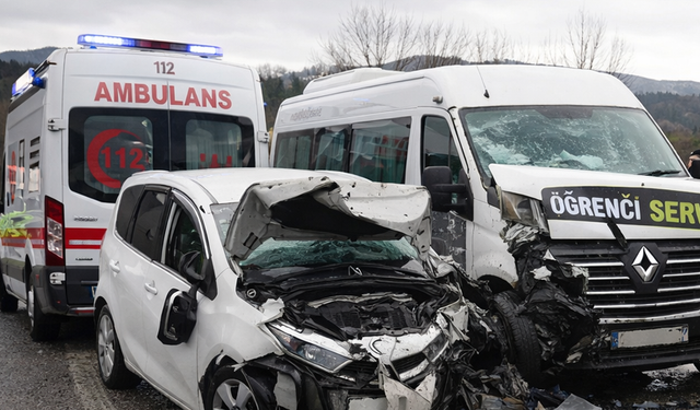 Kütahya’da Feci Kaza! Öğrenci Servisi Otomobille Çarpıştı: 1 Ölü, 4 Yaralı
