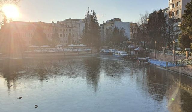Kütahyalıların vazgeçilmez durağı buzla kaplandı