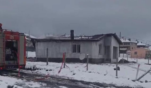 Tavşanlı'da ev yangını yürekleri ağza getirdi