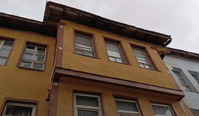 Altından yol geçen ev Kütahya’da görenleri şaşkına çeviriyor