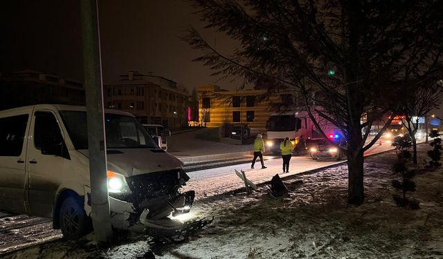 Kütahya-Afyon yolunda buzlanma kazası: Araç direğe saplandı