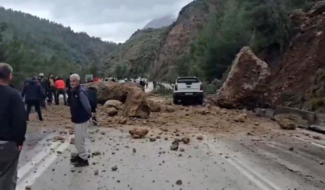 Isparta–Antalya Yolunda Heyelan: Dev Kayalar Yolu Kapattı