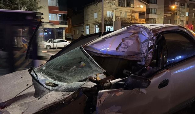 Eskişehir–Kütahya yolunda can pazarı! Otomobil tıra saplandı