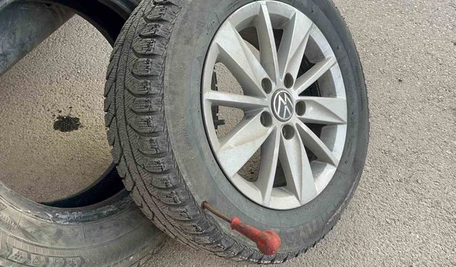 Eskişehir'de park halindeki 2 aracın lastikleri bıçakla patlatıldı