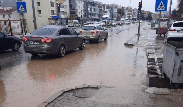 Eskişehir’de sağanak alarmı: Kütahya Caddesi göle döndü
