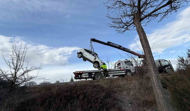 İki araç hurdaya döndü, 3 kişi hastaneye kaldırıldı