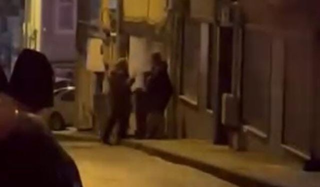 Komşuların çöp bidonu tartışması kameraya yansıdı