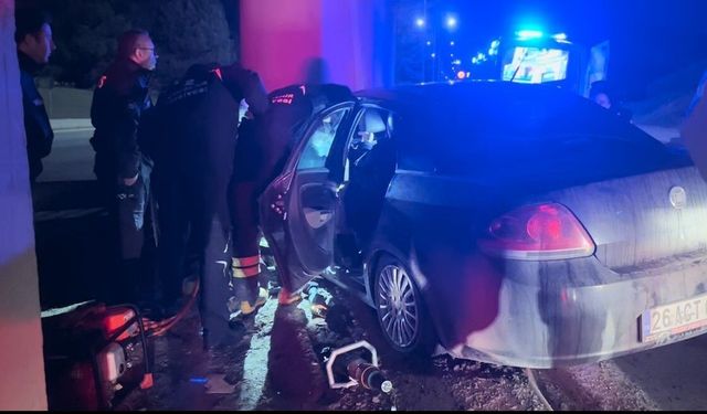 Kontrolden Çıkan Araç Beton Kolona Çarptı: 1 Kişi Yaşamını Yitirdi