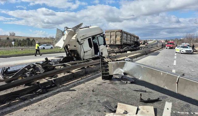 Kontrolden çıkan tır hurdaya döndü: sürücü yaralı