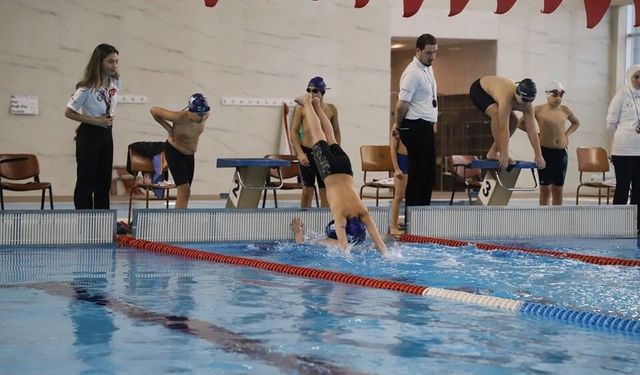 Kütahya’da küçükler yüzme yarışları nefes kesti