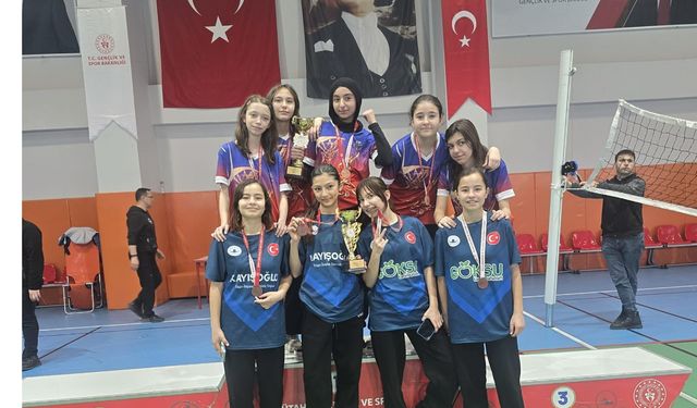 Kütahya’da sporun yeni yıldızı: Pazarlar Ortaokulu badminton takımı
