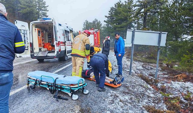 Manisa’da yol ortasında kaza: 2 yaralı, ekipler sevk edildi