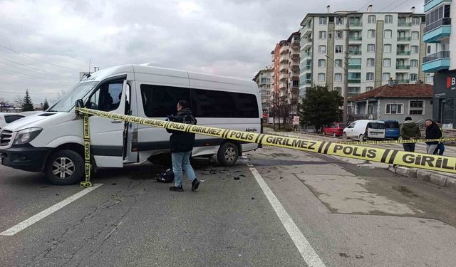Minibüsün altına giren motosikletin sürücüsü ağır yaralandı
